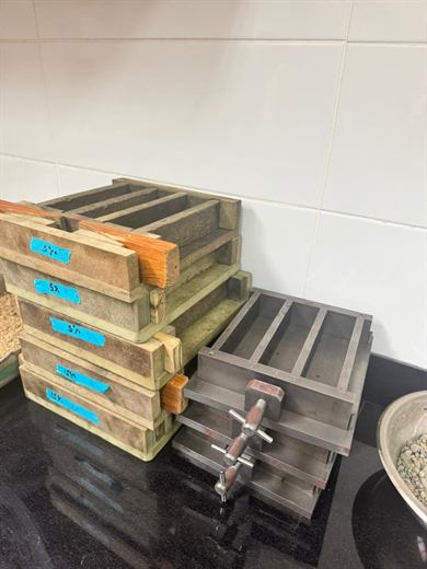 Equipo de medici&oacute;n sobre una mesa de laboratorio