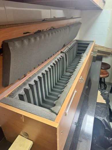 Mesa de trabajo con equipos del laboratorio CSD